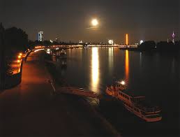 Vollmond über Düsseldorf von Christoph Grüten