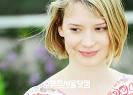 배우 미아 와시코브스카가 19일
