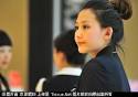 钻石展现场，短裙美女裙下风光遭