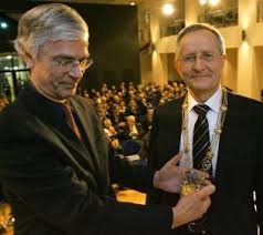 Bernd Meyer. Höhepunkt der Veranstaltung in der Alten Mensa war die Übergabe der goldenen Rektorkette durch den Staatssekretär im Ministerium für ...