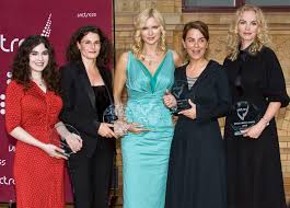 Die VICTRESS-Preisträgerinnen in der Hauptstadtrepräsentanz der Deutschen Telekom: (v. l.) Julia Ruscher (Future Award), Tina Müller (Corporate Award), ...