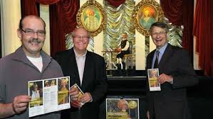 Peter Reuters und Otto Trebels vom Schängche sowie der Leiter des städtischen Kulturbetriebs, Olaf Müller (von links), stellen den Spielplan der Aachener ...