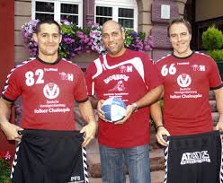 Die Neuzugänge bei den TVH-Handballer (von links): Jochen Reymann, Trainer Thomas Welle und Roman Rotzinger. Foto: Lena-marie Jörger. HERBOLZHEIM.
