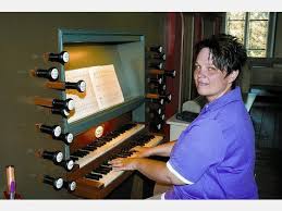 Am vergangenen Sonntag begrüßten die Gemeindemitglieder Gaby Baum in einem feierlichen Gottesdienst in ihrer Mitte. Gaby Baum spielt gerne auf der Orgel der ...