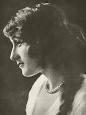 http://upload.wikimedia.org/wikipedia/commons/thumb/4/40/Grace_Darmond_from_Stars_of_the_Photoplay.jpg/220px-Grace_Darmond_from_Stars_of_the_Photoplay.jpg