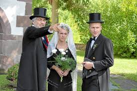Hochzeitslader Klaus Dölker (ganz links) mit Petra und Paul vor der evangelischen Kirche in Dietersweiler (Bild links), begleitet wurde das Brautpaar von ...