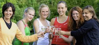 Meisterliche Tennisspielerinnen (von links): Petra Stuskova, Vanessa Besel, Katharina Strauch, Corinna Eckenstein, Steffi Seitz und Brigitte ...