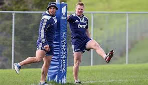 und Tom McCartney von den Auckland Blues schlampen bei den Rugby-Dehnübungen und hoffen, dass sie davonkommen. Kommentare. Top-Diashows - rene-ranger-tom-mccartney