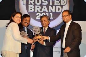 Ms. Brinda Gupta, Head Marketing Services, HDFC Bank receiving the Gold Award for category Bank and Credit Card Issuing Bank from Mr. Mohan Sivanand, ... - 2