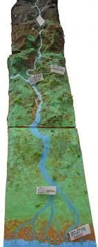 Mit kleinen, beschrifteten Kärtchen kann man wichtige Stellen am Fluss, wie etwa die Quelle oder das Delta markieren und benennen. Leonie Cremer
