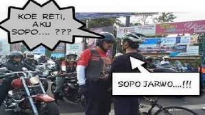Meme Lucu Elanto 'Hadang' Motor Valentino Rossi