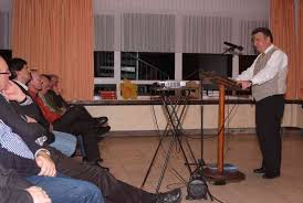 Dr. Gerhard Ermischer spricht zu den Gästen und erzählt in der ihm eigenen Art über die merkwürdige Erforschungsgeschichte des Spessarts, ... - Buchvorstellung-Klingerhof-19112010-067