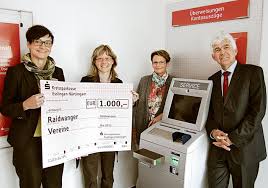 Regionalbereichsleiter Rudolf Gregor (rechts), Filialleiterin Bettina Welsch (links) und Marga Bauknecht von der Filiale Großbettlingen (Zweite von rechts) ...