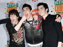 صور لjonas brothers  Images?q=tbn:ANd9GcRDfbi_WZR8Qk5w5XmyIaIXg9s9geFD47D-pJL-4mte6SC7Ahzz1Q