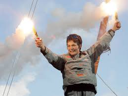 Ellen MacArthur hat 2005 allen Grund zum Feiern. Die Britin - ellen-macarthur-hat-2005-allen-grund-zum-feiern-die-britin-erreichte-die-schnellste-weltumsegelung-in-der-disziplin-einhandsegeln-drei-jahre-lang-konnte-sie-den-rekord-halten-erst-im-januar-2008