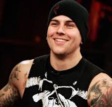 m shadows avenged sevenfold Is it just me or does lead singer, M. Shadows, look like Channing Tatum&#39;s doppelganger? On “Hail To The King”, the latest CD by ... - m-shadows-avenged-sevenfold-300x286