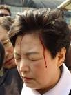 Julia Kim zu Beginn des Kreuzwegs. Blut fließt aus den Wunden der ... - aktuelles_clip_image001_0102
