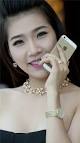 Á khôi Hoàng Y Nhung lung linh với iPhone 5S vàng | Tạp chí e- - Hoang-Y-Nhung-4
