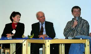 [Bilder: Nina Schmitt --- Margrit Kempgen (v.l.n.r.), Hartmut Bärend und Martin Buchholz hielten Vorträge auf dem sechsen Aufbruch-Treffen.]