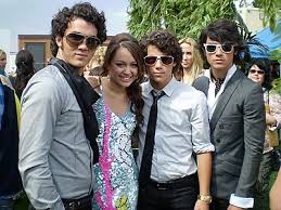 صور لjonas brothers  Images?q=tbn:ANd9GcRM9u-kQhYjYNzIKnPraj_l31ZAWM-vrTR9hvkbQa_JUrmylApSiQ