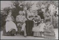 vorne sitzend v.l.n.r.: Hedwig mit Kinderfrau, Emil Rosenthal, Malwine Rosenthal, Erna mit Kinderfrau; hinten stehend v.l.n.r.: Therese und Ida (Schwestern ...
