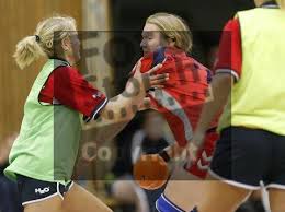 Caption, 02.10.2005 Handball Frauen - Bezirksoberliga, Nicole Kroh SV SEULBERG (rot) Giulia Pappagallo (links), Claudia BörnerTSG OBERURSEL I (mit Leibchen) ... - pre-sto51002seulobu15