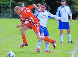 ... Wochenende beginnenden Kreisliga A: der SV Büchel (rot, hier Spielführer Michael Hees) und der FC Karbach II (Mitte Fabian Halfen, rechts Tobias Sachs). - buechel-karbach