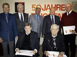 Für 50 Jahre Mitgliedschaft wurden geehrt : Bernhard Gerold, Gerhard Wagner, Karl Weber, Raimund Kastner, Walter Gamp (stehend, v.li.