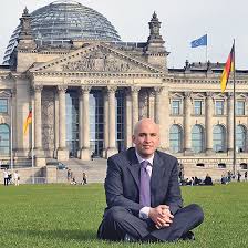 Michael Rimmel ist ein ernsthafter junger Mann. Der Israeli arbeitet im deutschen Bundestag. Er ist wissenschaftlicher Assistent des Parlamentspräsidenten ... - 5210