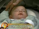Arthur, filho de dois meses de Eliana, recebe o carinho do pai, João Marcelo ... - eliana_mostra_arthur_f_005