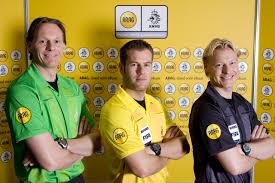 Kevin Blom: from heaven to hell in Scotland - Football: Dutch Referee - knvb-scheidsrechters-presenteren-tenue-2011