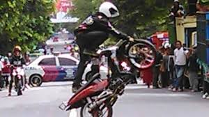 Atraksi Motor Bikin Demonstran di Pemkot Batu Terpukau - Surya