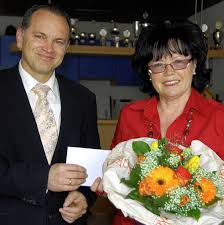 Nach 38 Dienstjahren verabschiedete Sasbachs Bürgermeister Jürgen Scheiding Ursula Aschenbrenner am Freitag in den verdienten Ruhestand. Foto: Roland Vitt