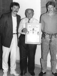 Inchenhofens Bürgermeister Michael Heinrich gratuliert Trainer Paul Oberndorfer und Abteilungsleiter Robert Müller 1987 zum Meistertitel der Fußballer - urkunde87