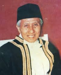 A Shohibulwafa Tajul Arifin yang dikenal dengan nama Abah Anom, ... - 16439_101578799866573_100000433605915_43147_94231_n