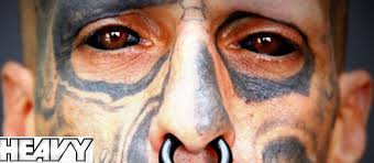 Brasileiro tatua os olhos de preto - Not&iacute;cias - R7 Esquisitices