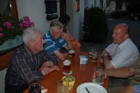 ... im Deutschen Bundestag, Hartmut Koschyk, mit Freunden der CSU aus dem Ahorntal bei Braumeister Helmut Polster im Brauereigasthof Held in Oberailsfeld.