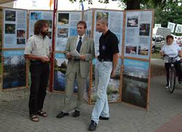 Als Schirmherr des Projekts informierte er sich im Gespräch mit Stephan Gunkel (links), und Reinhold Mau (rechts), Geschäftsführer der Mittelmühle, ...