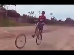 VIDEO LUCU ATRAKSI STANDING SEPEDA RODA LEPAS - YouTube