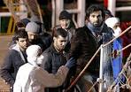 27C1ECE900000578-3046653-More_migrants_arrive_at_Pozzallo_harbour_in_Sicily_.