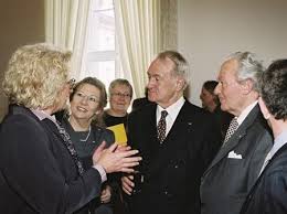 Im Bild: Bundespräsident Johannes Rau (Mitte) im Gespräch u.a. mit Frau Edith Schwab (l.), Bundesvorsitzende des Verbands Alleinerziehender Mütter und Väter ... - Bundespraesident-Rau-empfaengt34