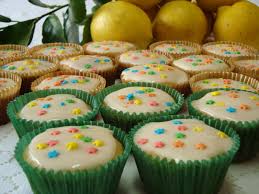Cupcake de lima e limão Images?q=tbn:ANd9GcRgMklEWhLgoafrzYiySEvDg7haHe7V0OANGdWfgpv5FSjLy5le