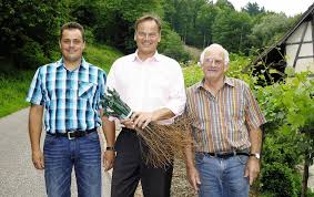 Josef Kiefer (rechts) und Ralf Sester (links) stellten Landrat Frank Scherer ihren Hof vor. Foto: robert Ullmann. OBERKIRCH/DURBACH. - 60830704