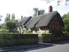 Anne Hathaway's cottage. The classic tourist photograph for this square! - via Daymix