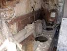 Toilet-paper holder still in situ! - via Daymix