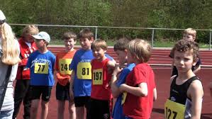 im Hintergrund die Trainer Bertold Mayr und Stefan Kraus c jungs wurf. Florian Xenos (197) und Jakob Kraus (rechts im Roten T-Shirt)