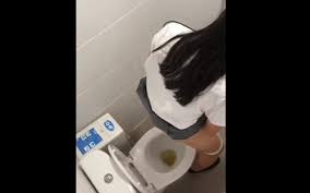 中学生 盗撮 トイレ|JK 盗撮】陸上部の女子校生がトイレに入ってたので隠し撮りして ...