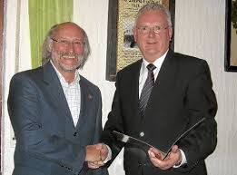 Zimmern Auszeichnung für Edgar Schwarz. Schwarzwälder-Bote, 26.11.2012 20:00 Uhr. Edgar Blacky Schwarz bekam von Bürgermeister Emil Maser (rechts) die ...