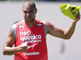 Pesquisa mostra que torcida corintiana reprova Adriano e amea&ccedil;a ...