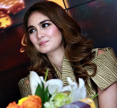 Model Rambut Untuk Muka Bulat dan Kotak ala Luna Maya